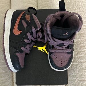 Jordan 1 Mid SE (TD) Toddler Sneakers in Mauve and Black, 6c